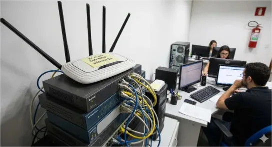 Uma imagem com interior, Computador pessoal, eletrónica, parede Os conteúdos gerados por IA podem estar incorretos.